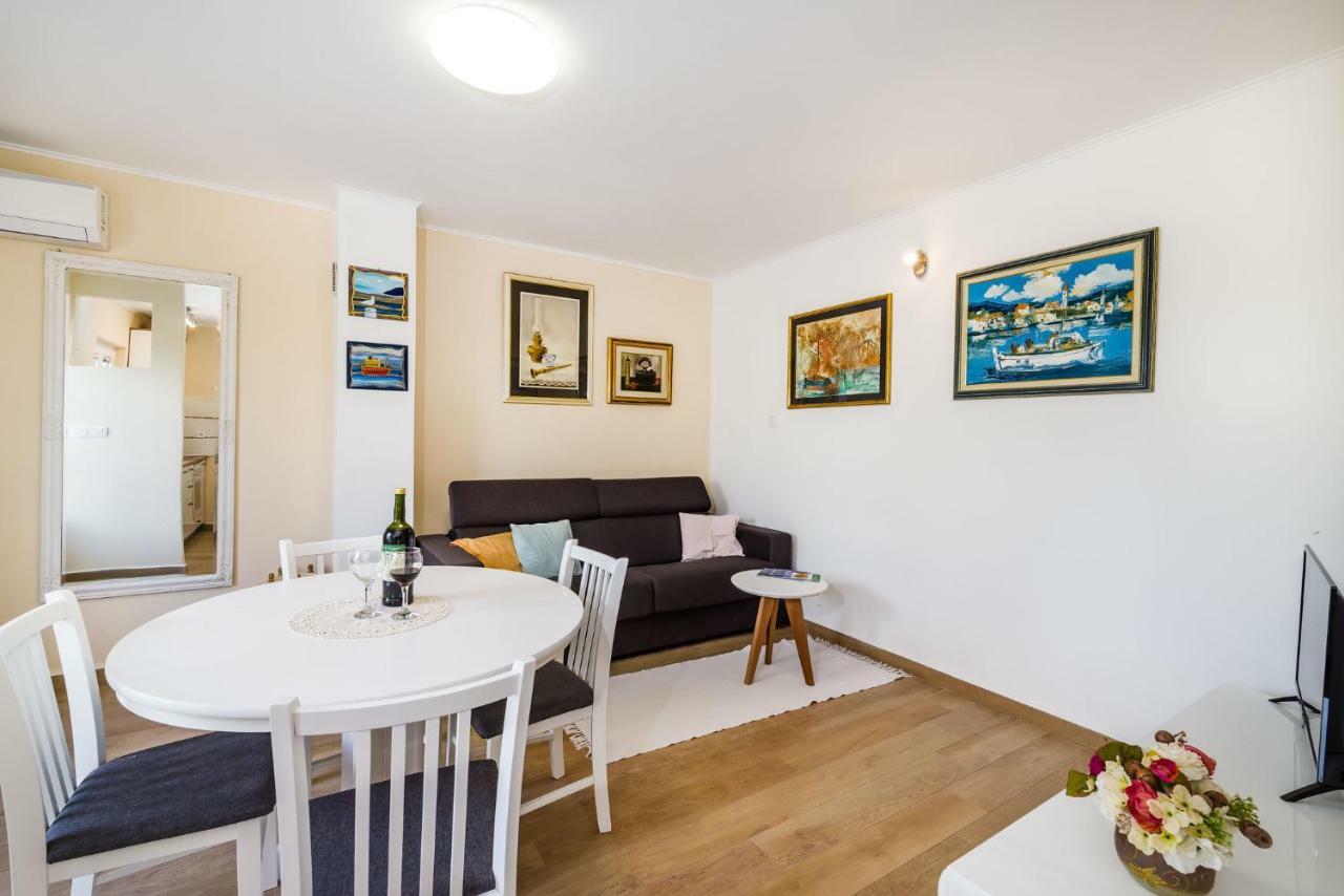 Long Island Olive Apartment *